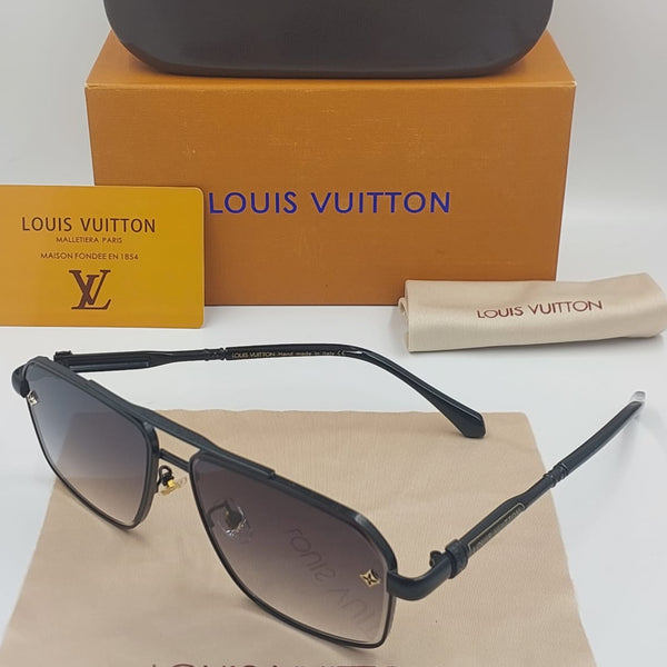 Designer  Sunglasses with Modern Temple Detailing