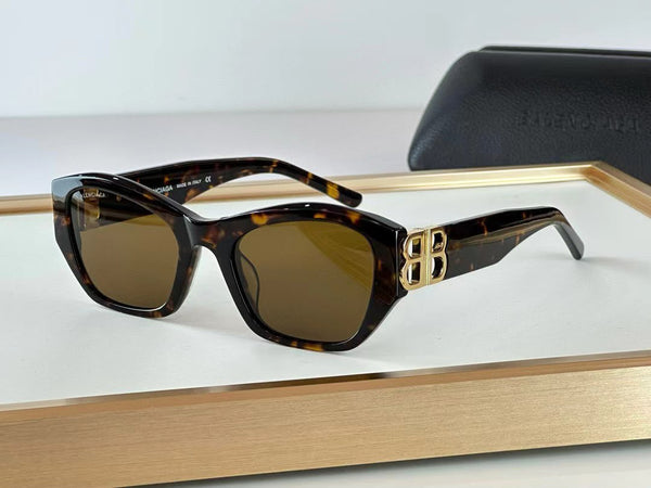 Luxury Tortoise Square Sunglasses with Gold Logo Detail UV-Protected Fashion Eyewear