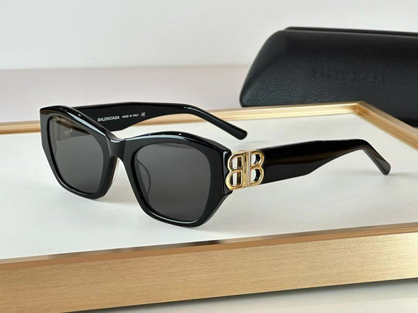Luxury Tortoise Square Sunglasses with Gold Logo Detail UV-Protected Fashion Eyewear