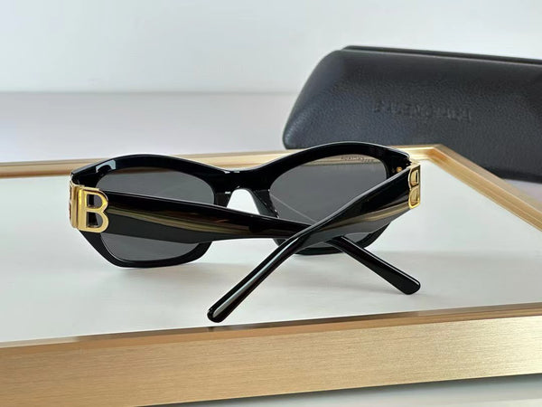 Luxury Tortoise Square Sunglasses with Gold Logo Detail UV-Protected Fashion Eyewear