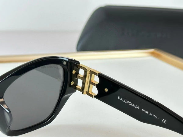 Luxury Tortoise Square Sunglasses with Gold Logo Detail UV-Protected Fashion Eyewear