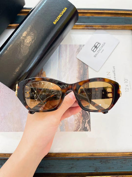 Luxury Tortoise Square Sunglasses with Gold Logo Detail UV-Protected Fashion Eyewear