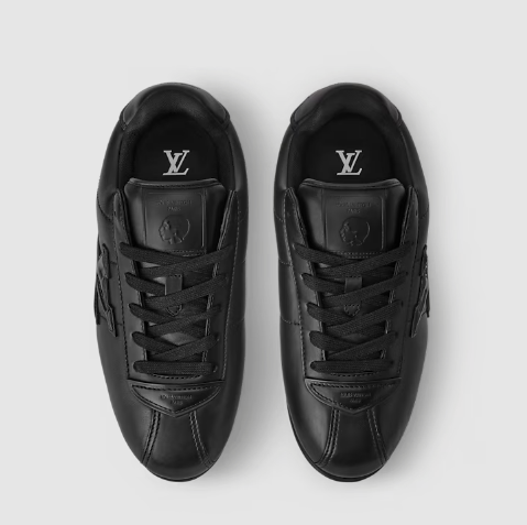 Classic Black Low-Top Sneakers with Sleek Finish