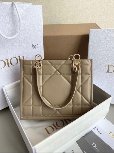 Medium Essential Tote Bag